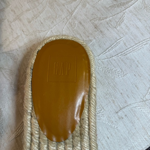 Women’s Gap Rainbow espadrille slides. Size 10. Multicolored. Anti-slip bottom. - Picture 3 of 8